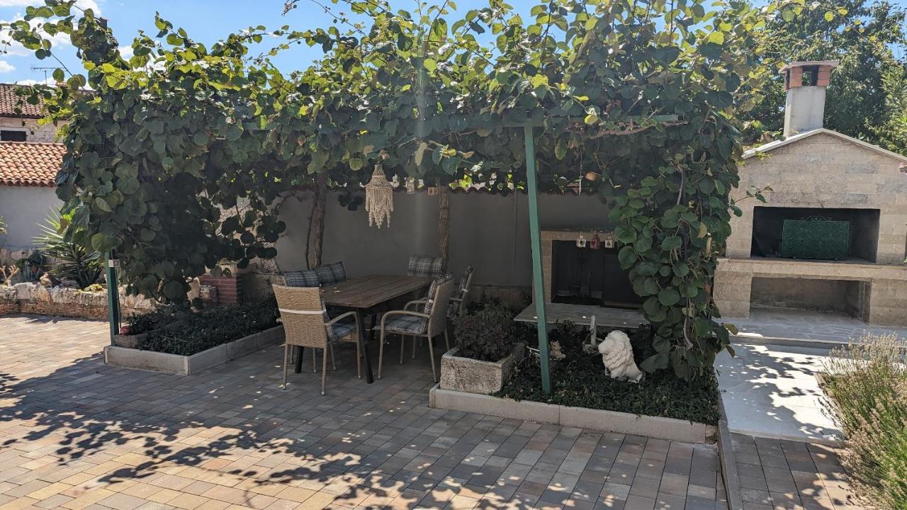 Apartman Aja Kaštelir Exteriör bild